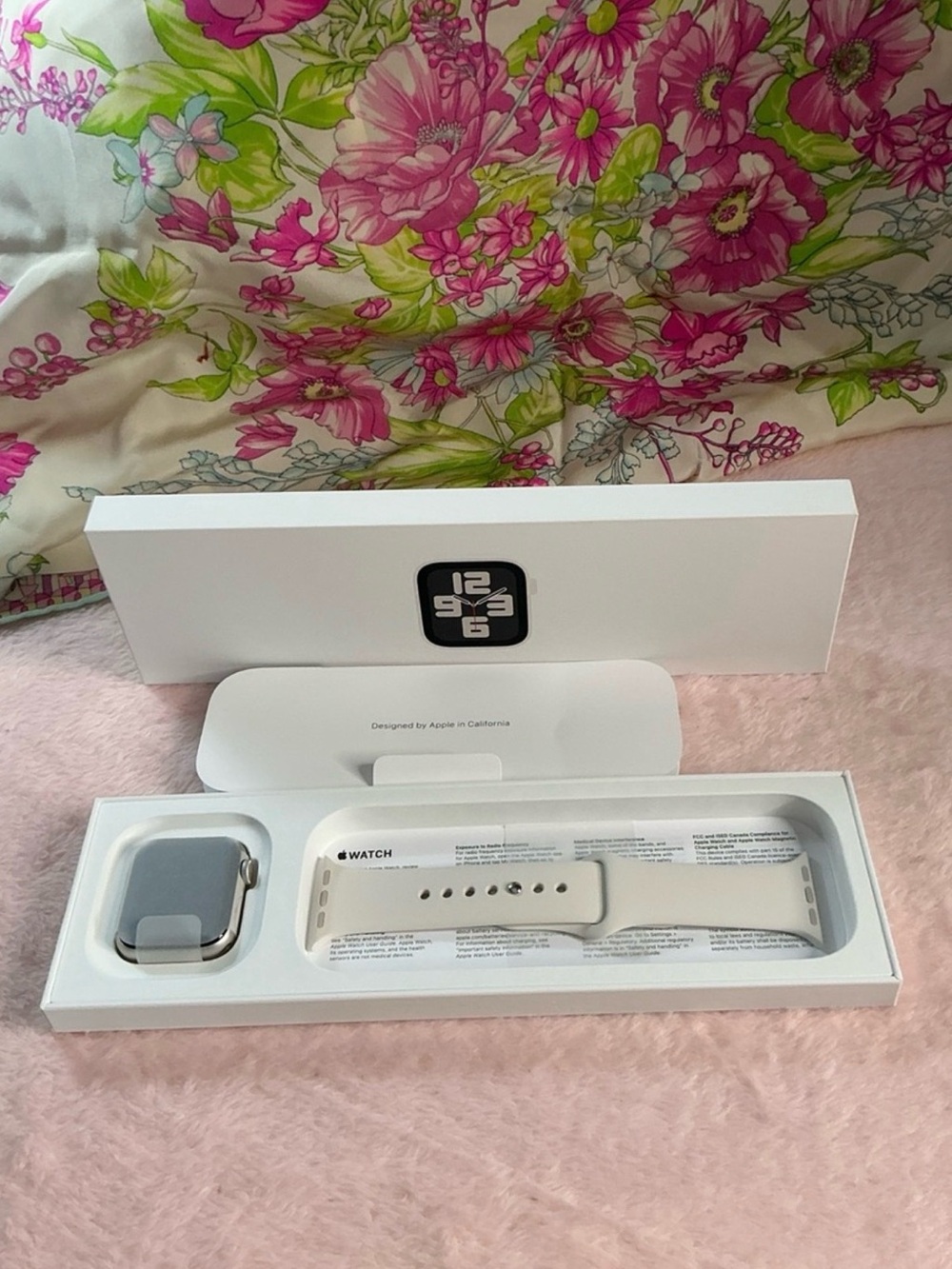 NEW Apple Watch SE 2nd Gen 40mm GPS Starlight (Sealed-Never Removed From Case)